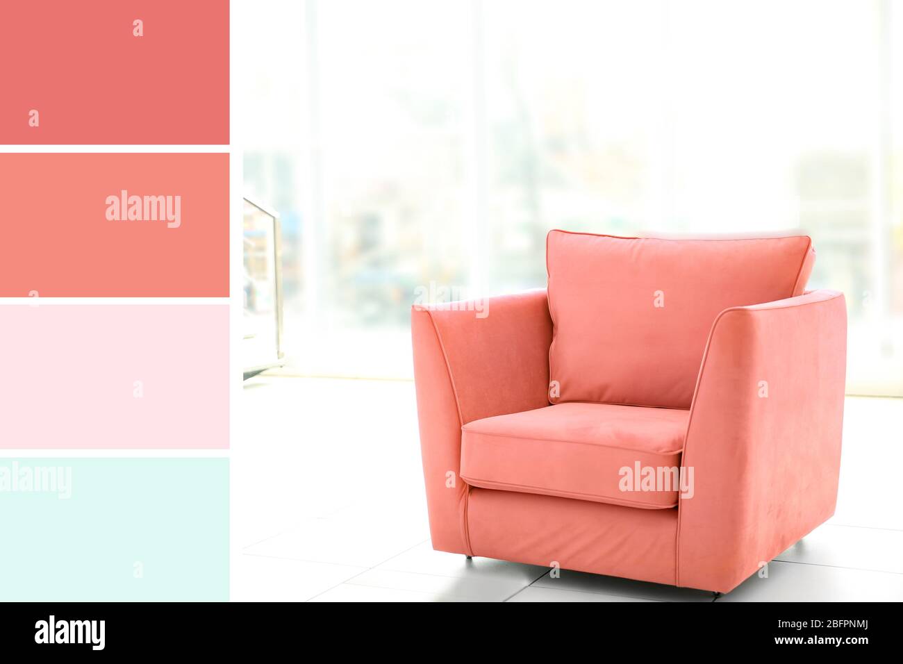 Fauteuil confortable dans une chambre lumineuse et palette de couleur saumon  Photo Stock - Alamy