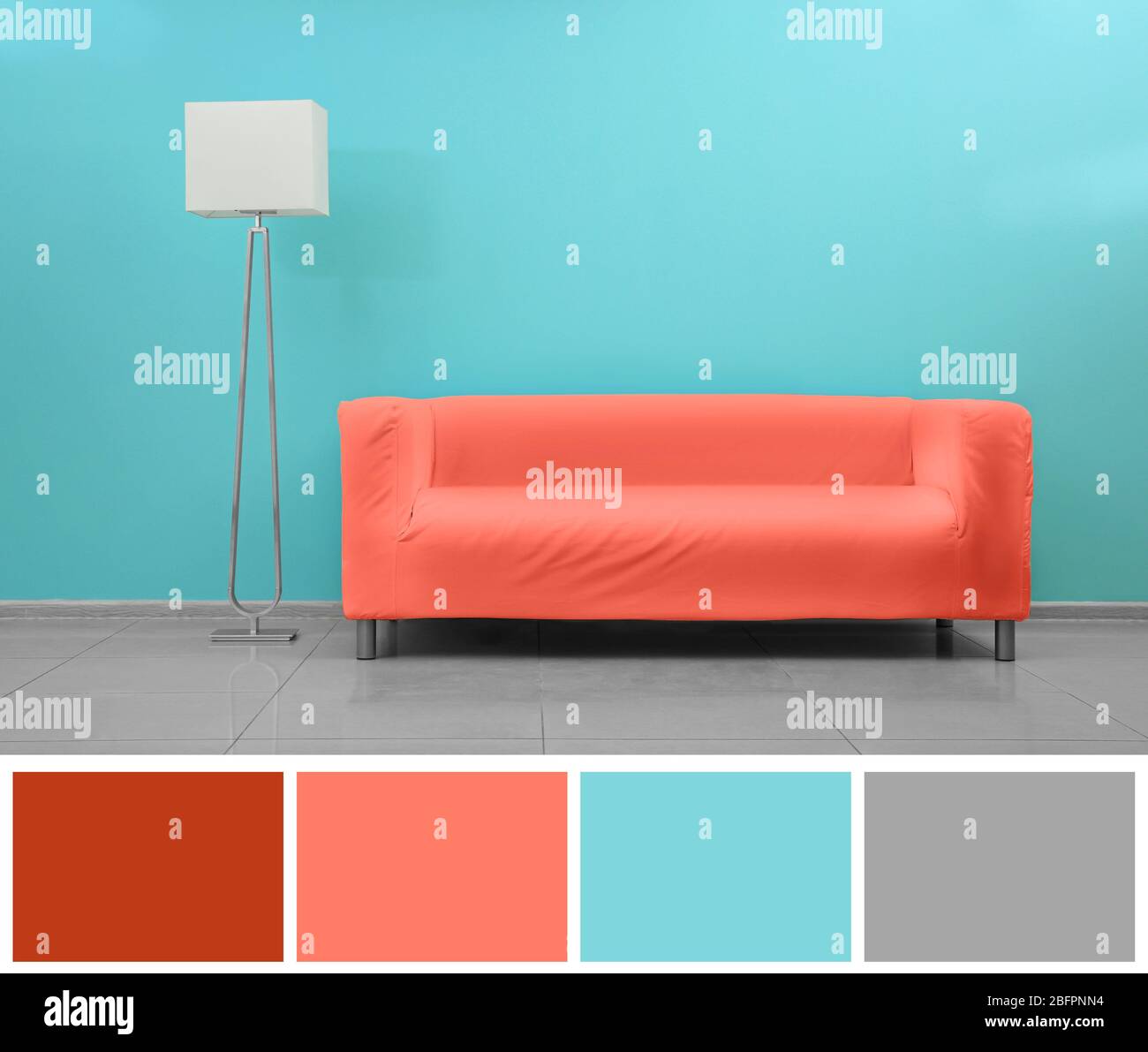 Palette de couleurs saumon et canapé moderne dans une chambre vide Banque D'Images
