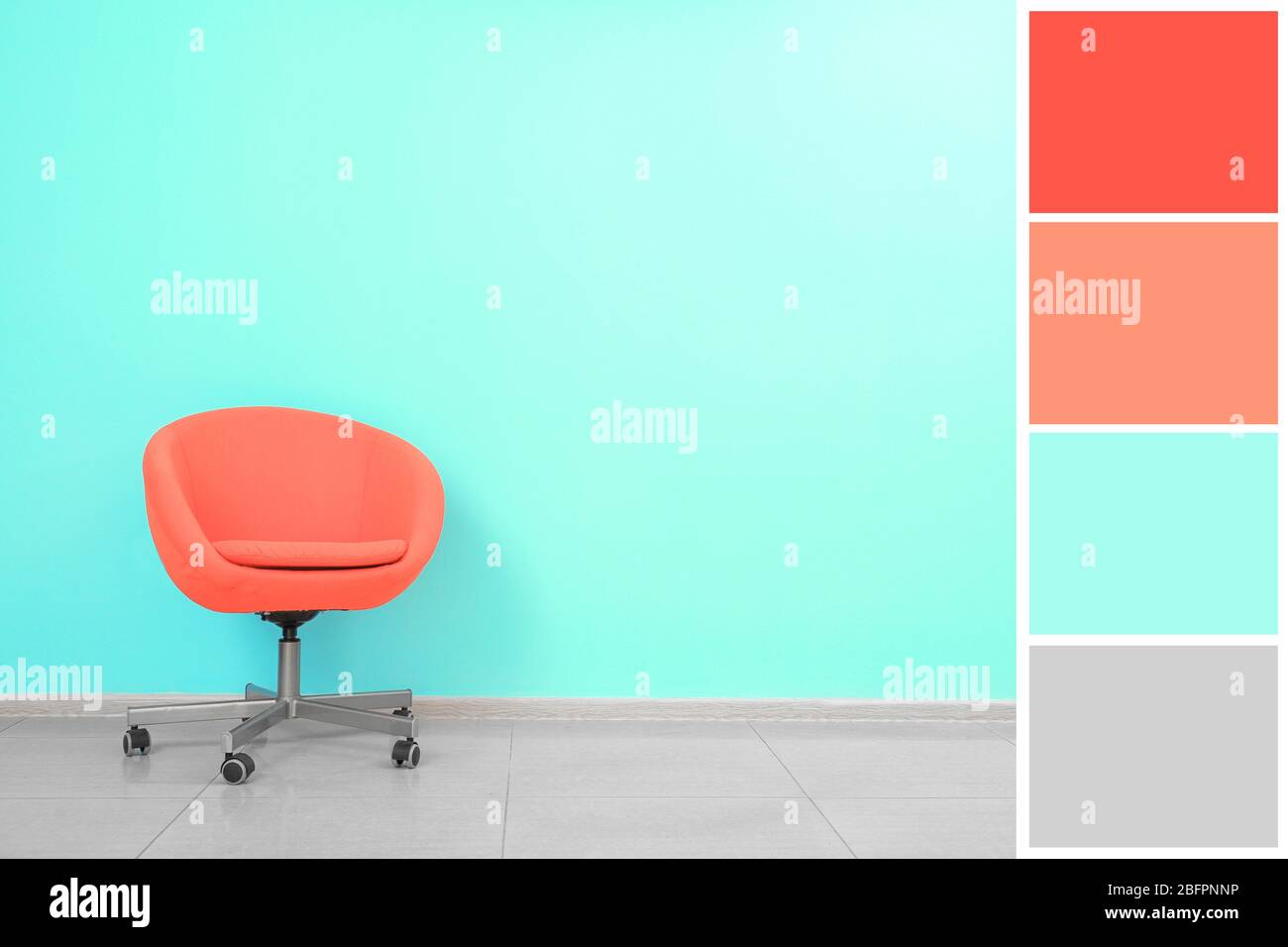Palette de couleurs saumon et fauteuil moderne dans une chambre vide Banque D'Images