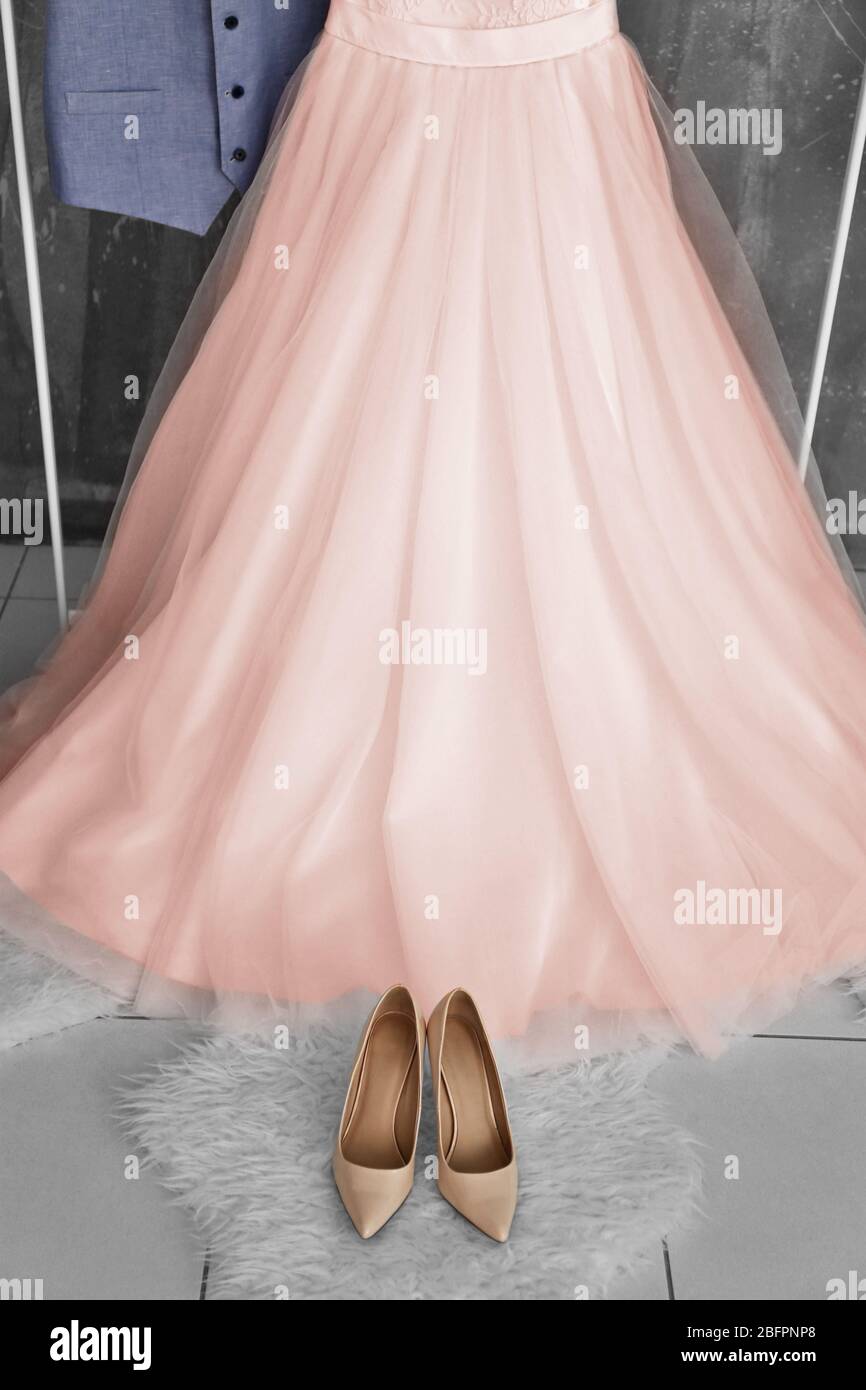 Robe de mariée de couleur saumon et de chaussures au dressing Photo Stock -  Alamy