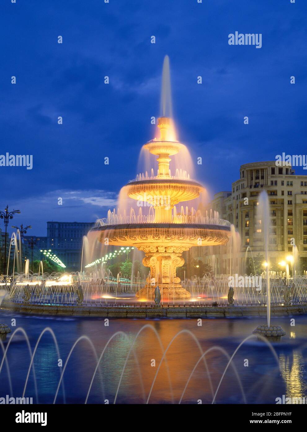 Unirii Fontaines éclairées au crépuscule, boulevard Unirii, Bucarest (Bucharesti), Roumanie Banque D'Images