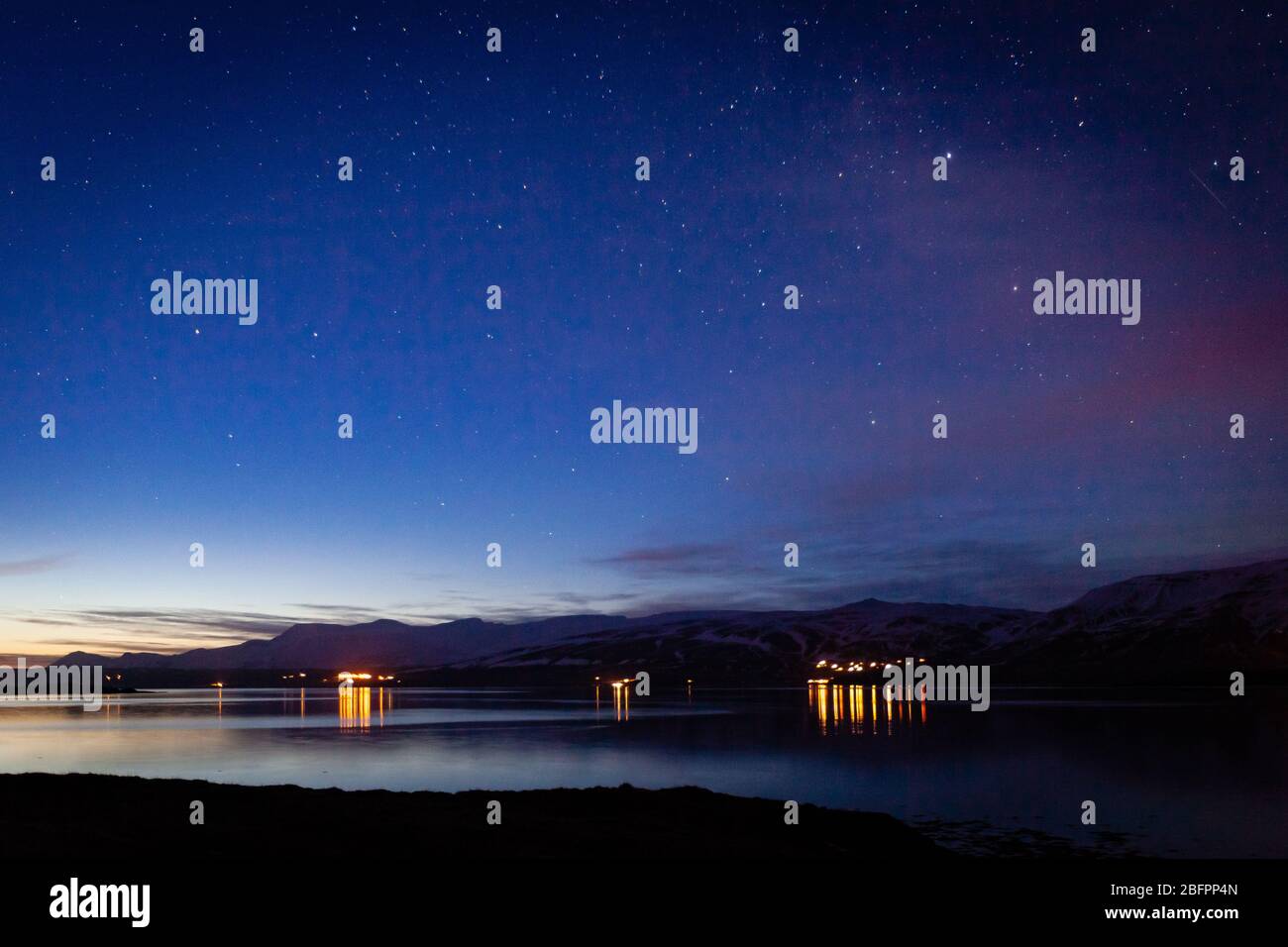 Le fjord Hvalfjördur dans le sud-ouest de l'Islande à l'heure bleue après le coucher du soleil en hiver Banque D'Images
