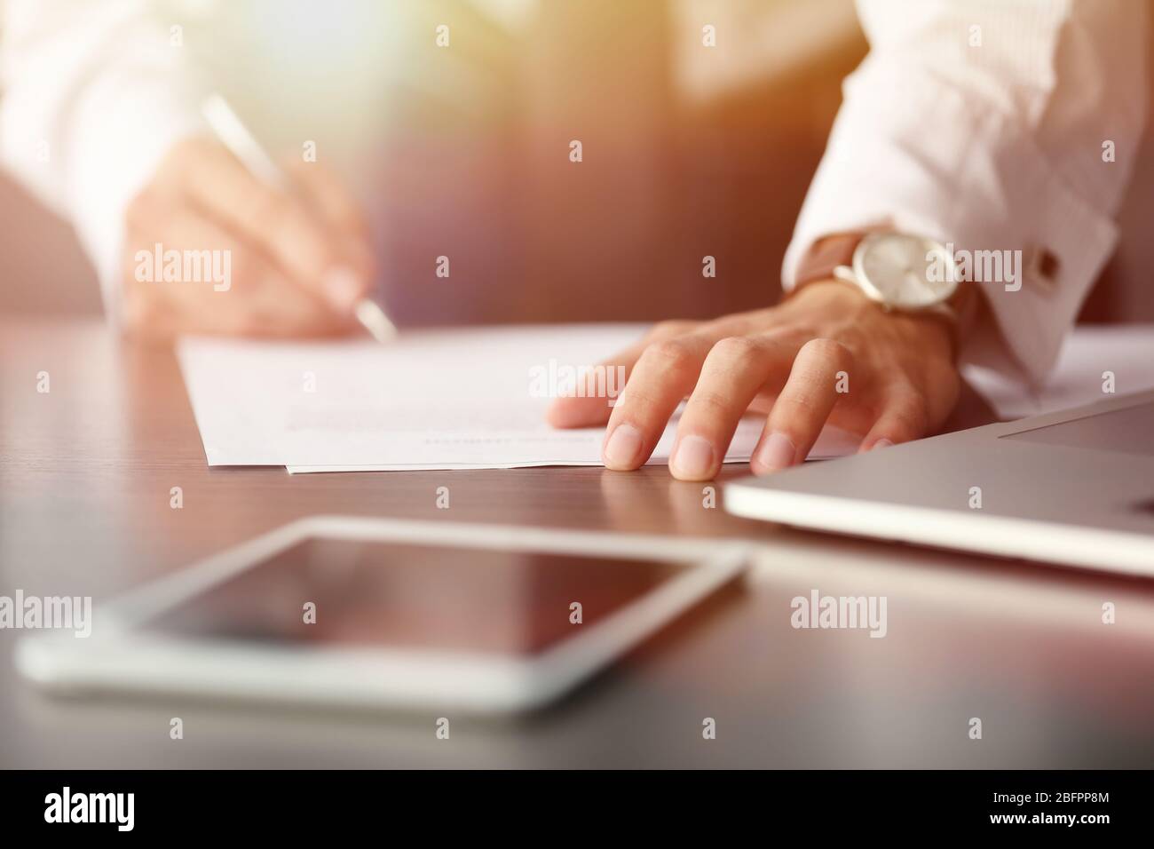 Homme signant des documents à la table. Concept de service de conseil Banque D'Images