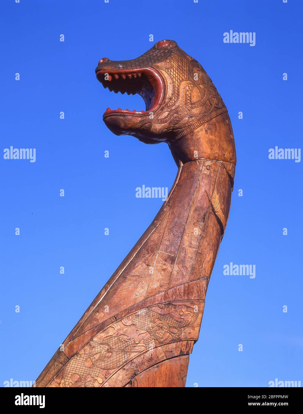 Poteau de tête d'animal sur réplique navire viking berté dans le port, Gamla Stan (vieille ville), Stadsholmen, Stockholm, Royaume de Suède Banque D'Images