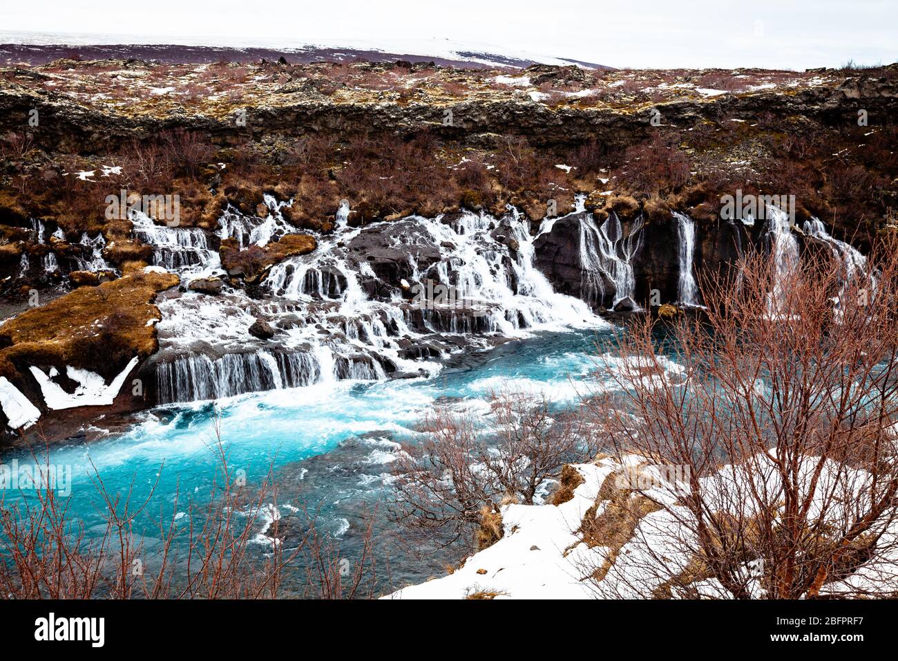 Chutes d'eau de Hraunfossiles qui se jettent dans la rivière Hvita alimentée par les glaciers en Islande en hiver Banque D'Images