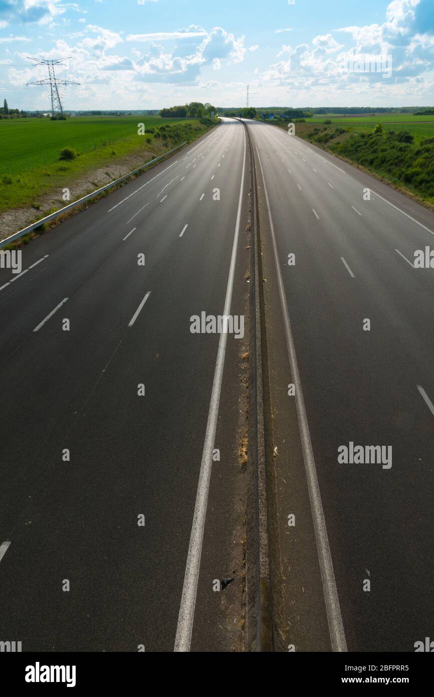 France, Loiret (45), Chaingy à l'ouest de la ville d'Orléans, autoroute A 10 complètement désertée le samedi 18/4/20 pendant le confinement du Covid 19 Banque D'Images