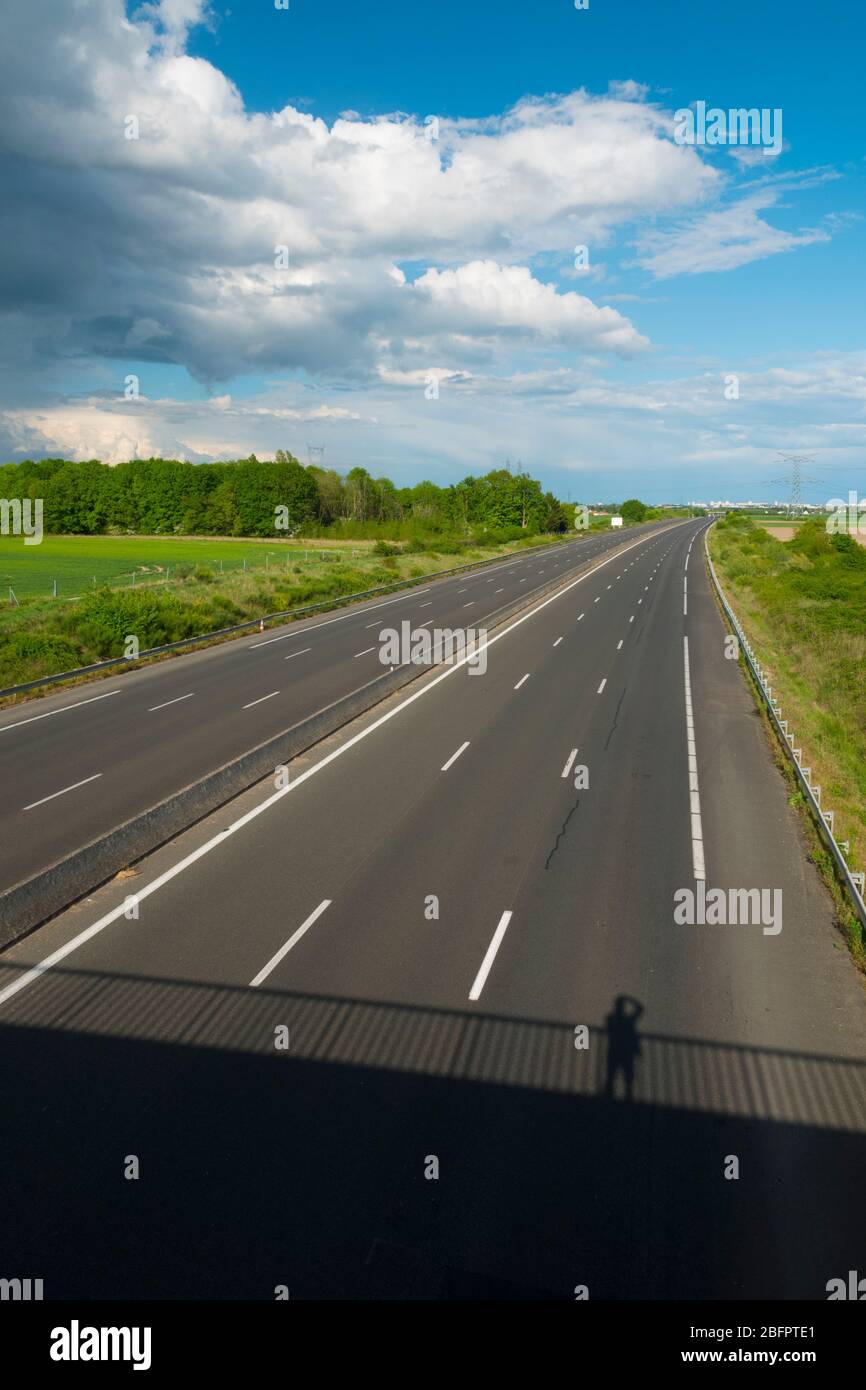 France, Loiret (45), Chaingy à l'ouest de la ville d'Orléans, autoroute A 10 complètement désertée le samedi 18/4/20 pendant le confinement du Covid 19 Banque D'Images