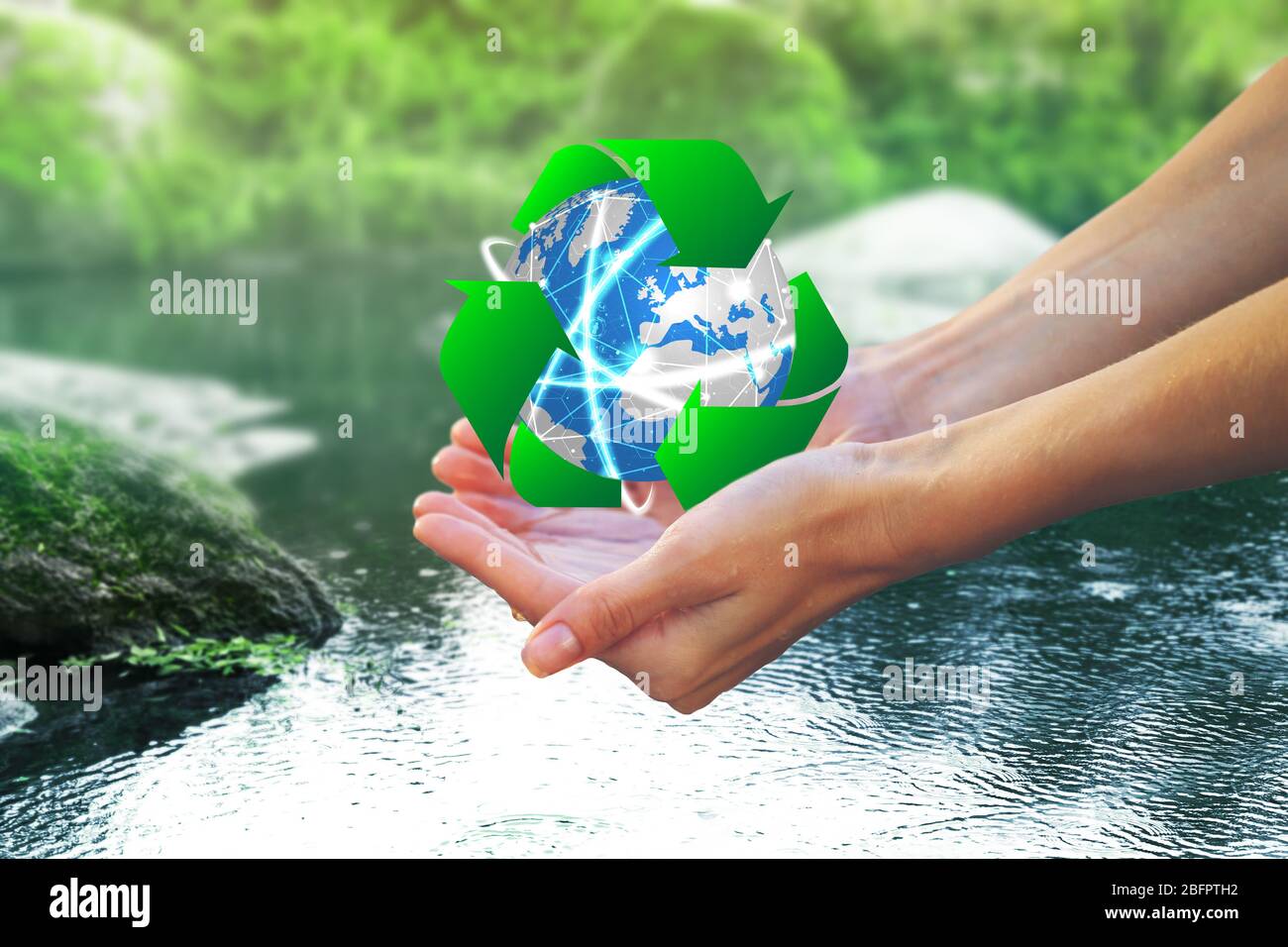 Femme Tenant Globe Et Signe De Recyclage Sur L Eau La Fermeture Ecologie Et Conservation De L Environnement Photo Stock Alamy