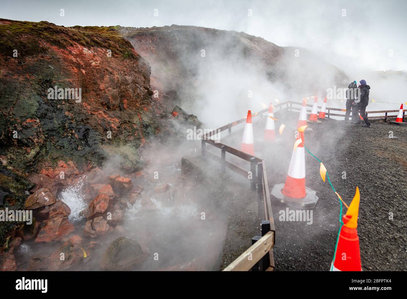Les cônes de circulation avertissent les touristes des eaux bouillantes du printemps thermique de Deildartunguhver en hiver, Borgarnes, Islande, régions polaires Banque D'Images