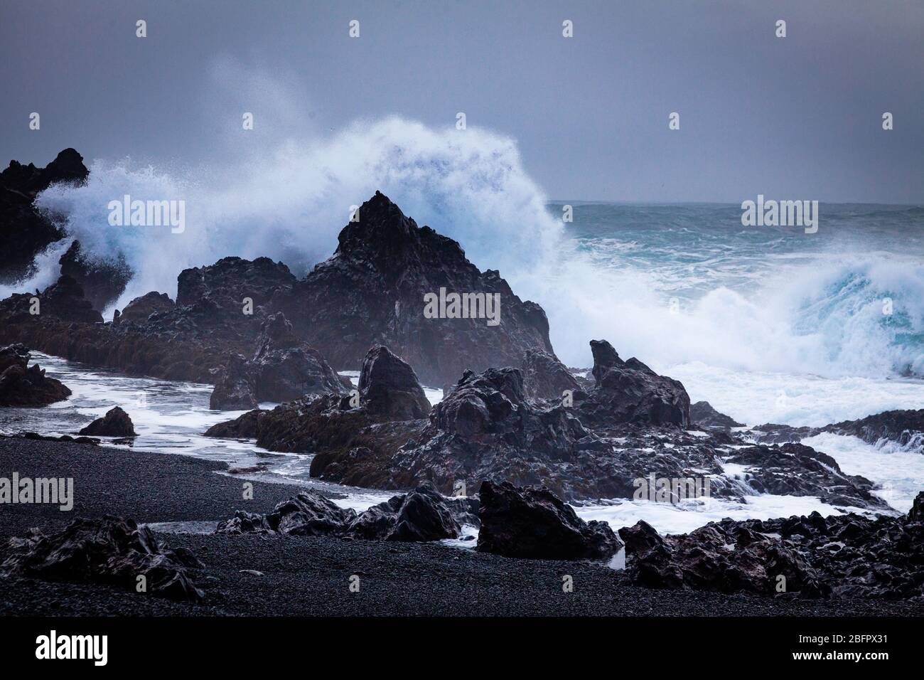Une grande vague s'est balaiée sur le rocher noir à la plage Dritvik de Drupalonssandur, dans le parc national de Snaefellsnes, en Islande Banque D'Images