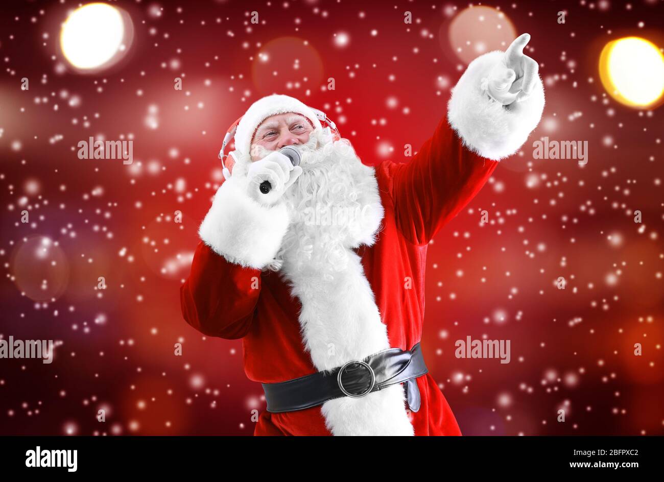 Le Père Noël chante des chansons sur fond de couleur. Noël et nouvel an Banque D'Images