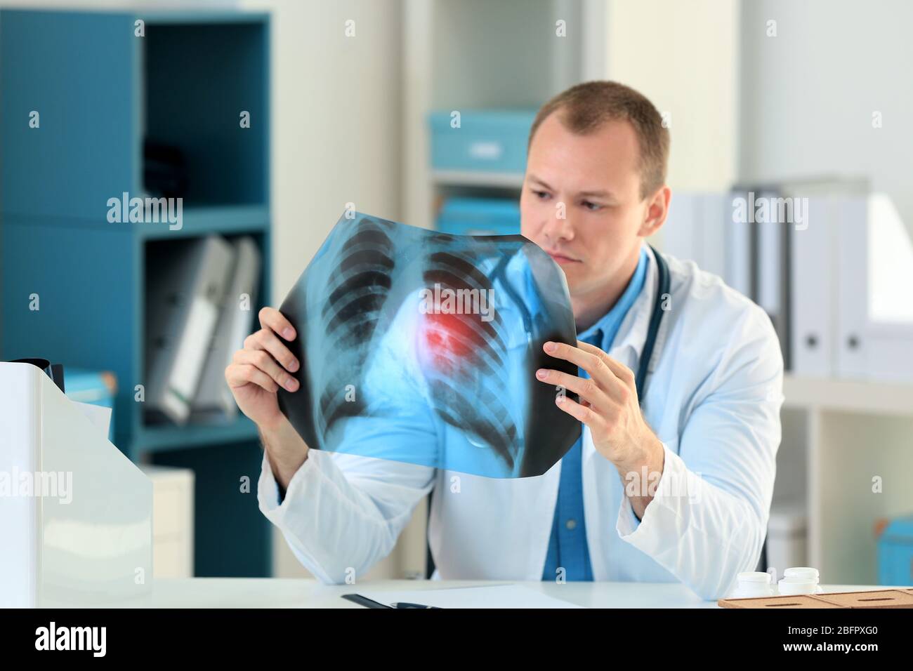 Médecin avec image radiographique à la table de l'hôpital. Concept de cancer du poumon Banque D'Images
