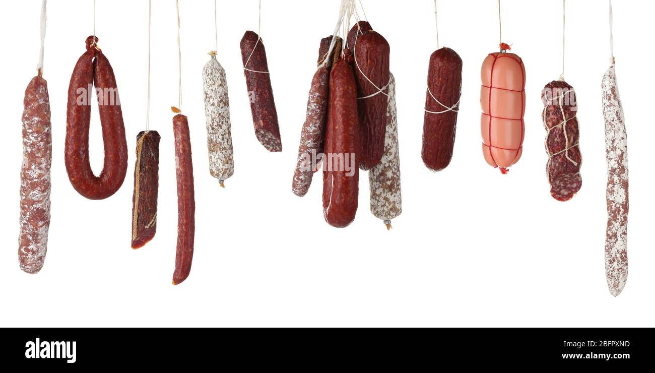 Différentes saucisses sur fond blanc Banque D'Images