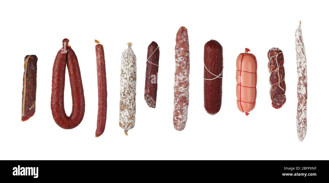 Différentes saucisses sur fond blanc Banque D'Images