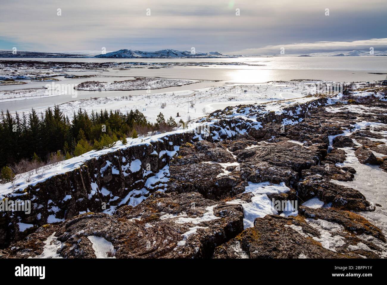 Vue sur le parc national de Thingvellir (Þingvellir) sur les limites de la plaque tectonique de la crête du centre-Atlantique dans le sud-ouest de l'Islande, neige en hiver Banque D'Images