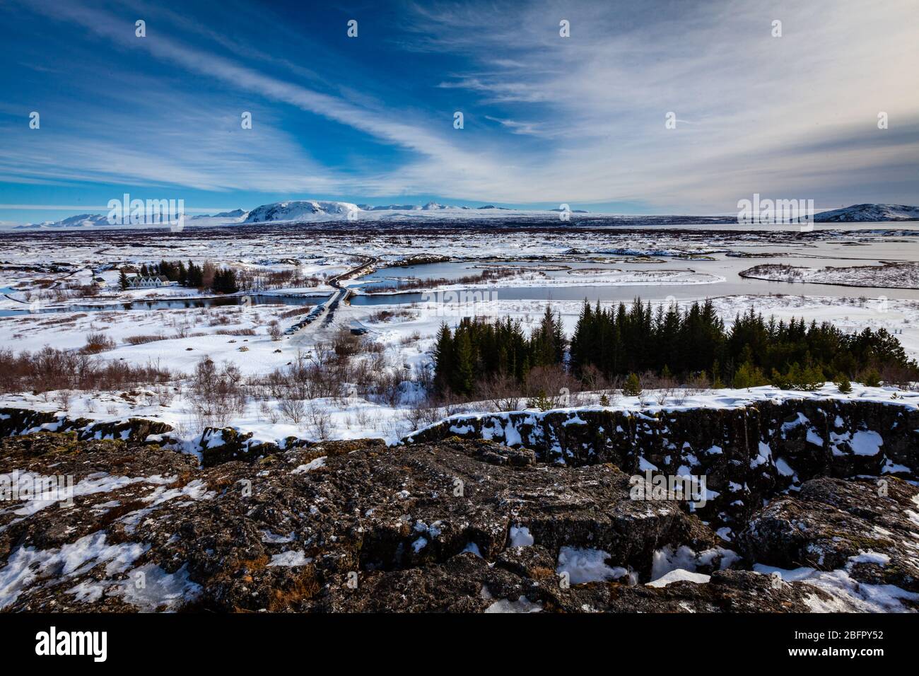 Vue sur le parc national de Thingvellir (Þingvellir) sur les limites de la plaque tectonique de la crête du centre-Atlantique dans le sud-ouest de l'Islande, neige en hiver Banque D'Images
