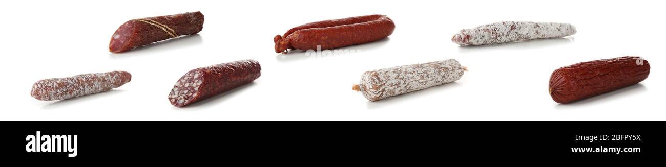 Différentes saucisses sur fond blanc Banque D'Images