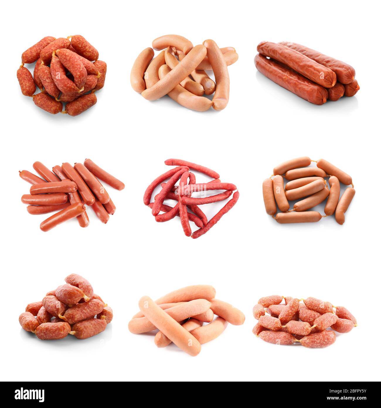 Différentes saucisses sur fond blanc Banque D'Images