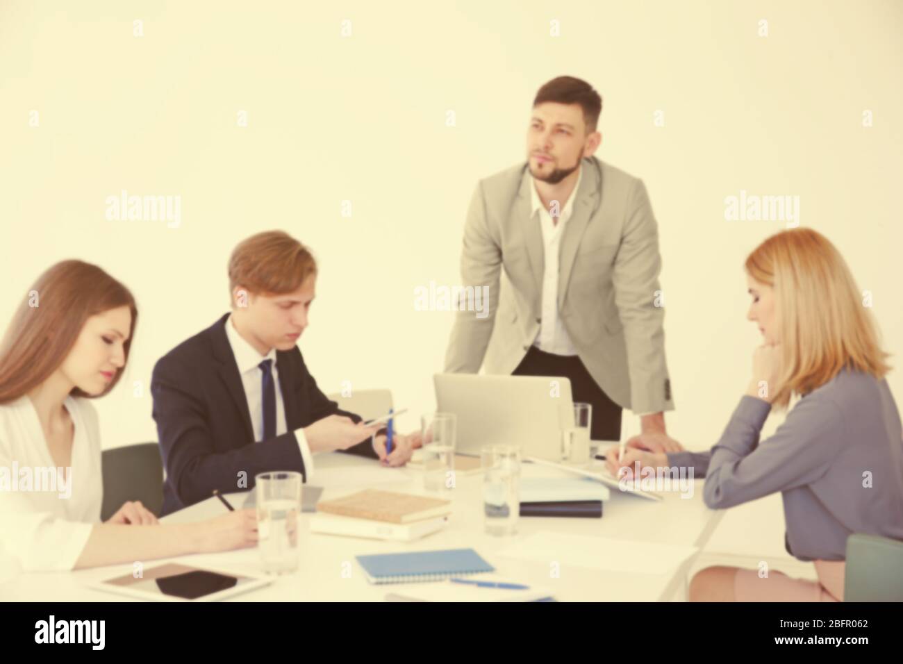 Vue floue des personnes en classe d'école d'affaires Banque D'Images