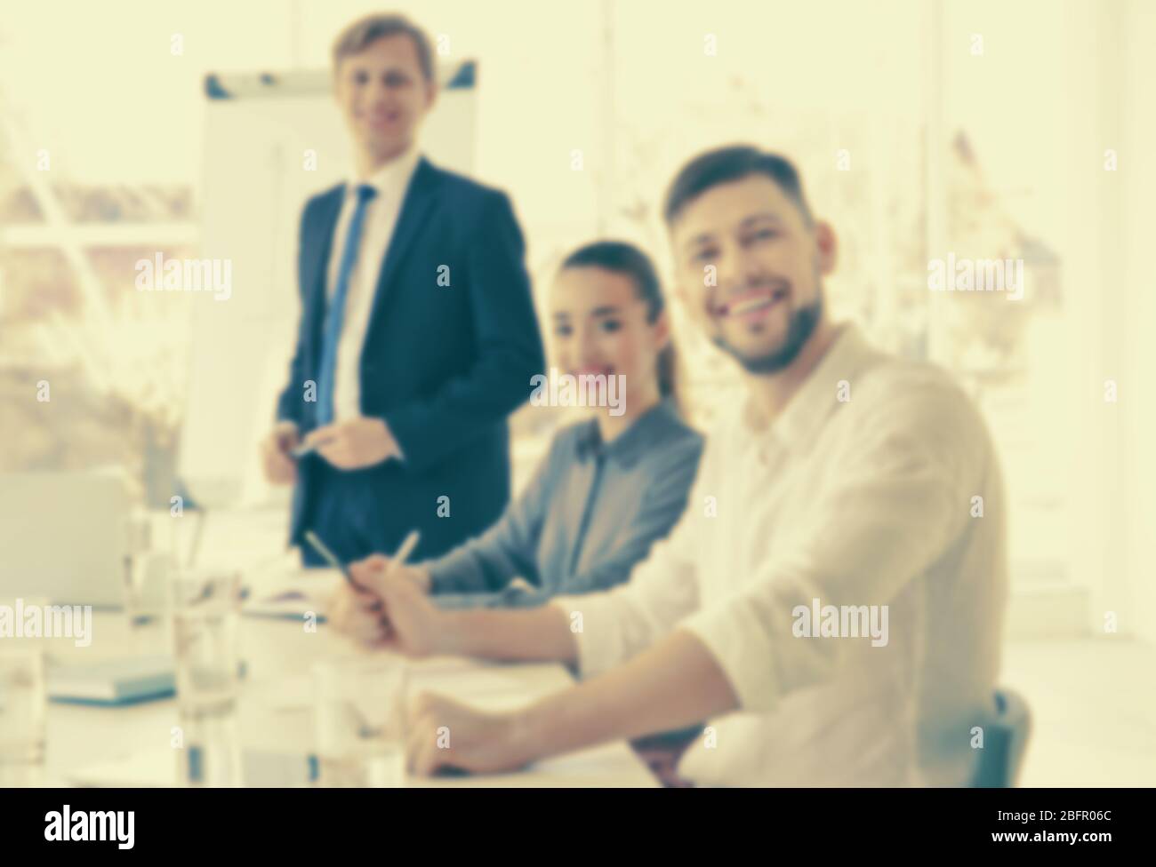 Vue floue des personnes en classe d'école d'affaires Banque D'Images