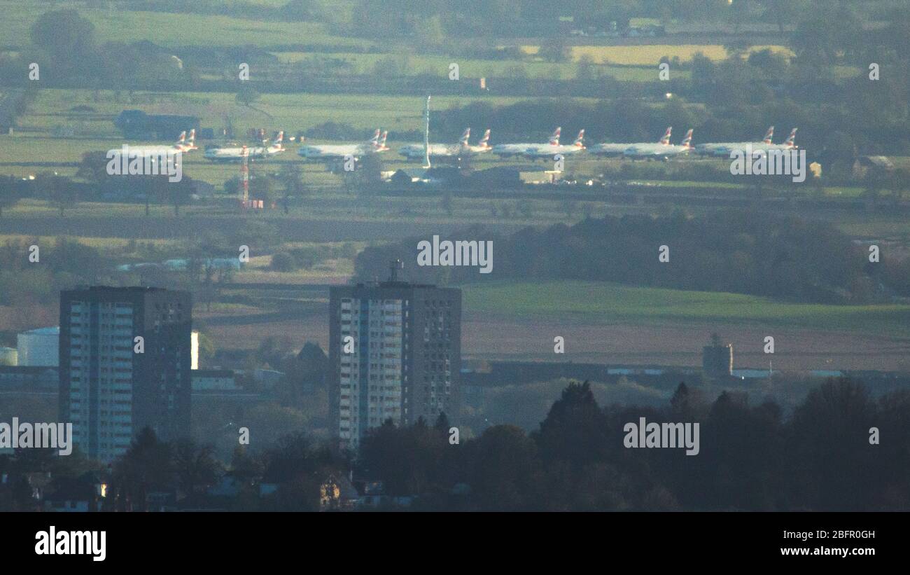 Lennoxtown, Royaume-Uni. 19 avril 2020. Photo : téléobjectif aérien de l'aéroport international de Glasgow avec 13 appareils Airbus britanniques mis à la terre garés sur le tarmac (à droite de la piste principale) en raison du grand verrouillage britannique et de la pandémie de Coronavirus (COVID-19). Depuis le verrouillage, la plupart des compagnies aériennes ont dû licencier du personnel, la plupart ayant besoin d'une aide financière du gouvernement ou d'un effondrement des risques. Au Royaume-Uni, les cas confirmés de personnes infectées sont 120 067 et 16 060 décès. Crédit : Colin Fisher/Alay Live News Banque D'Images