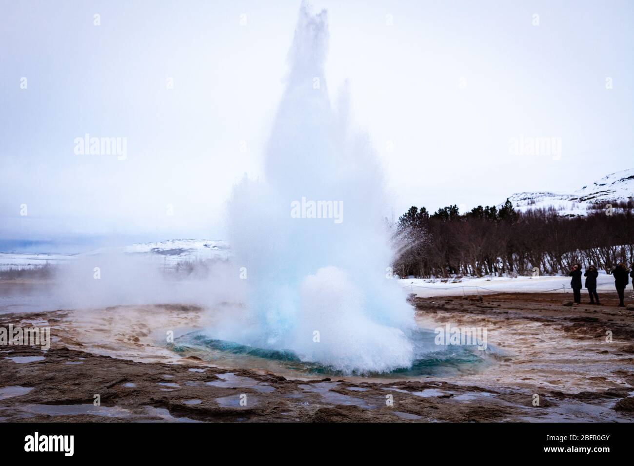 Geysir, Islande - le printemps chaud Strokkur dans la zone géothermique de Geysir éclate en hiver Banque D'Images