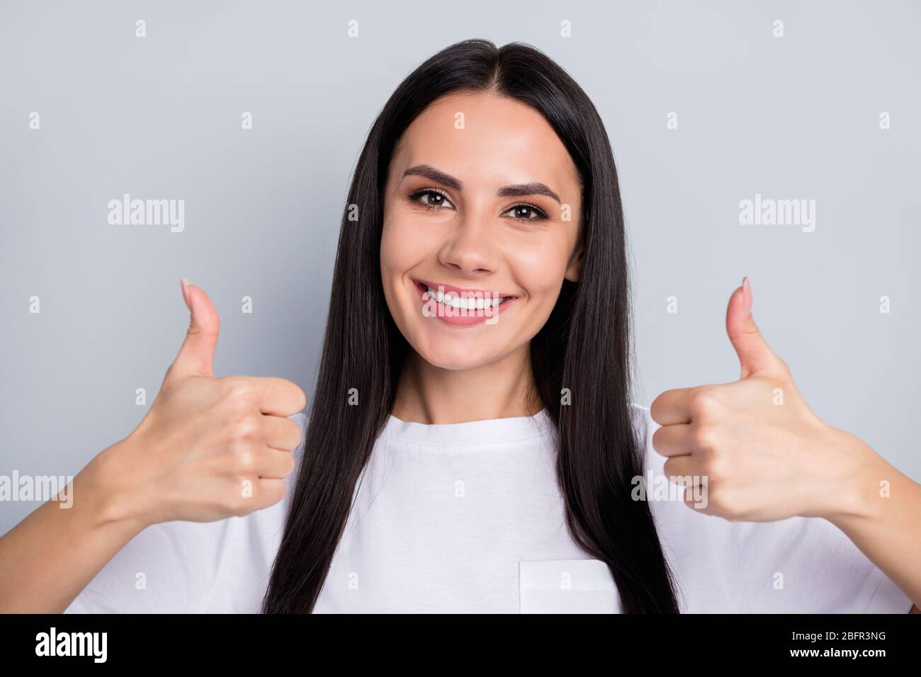 Portrait de sa fille à poil droit, belle et jolie, jolie et gaie, avec
