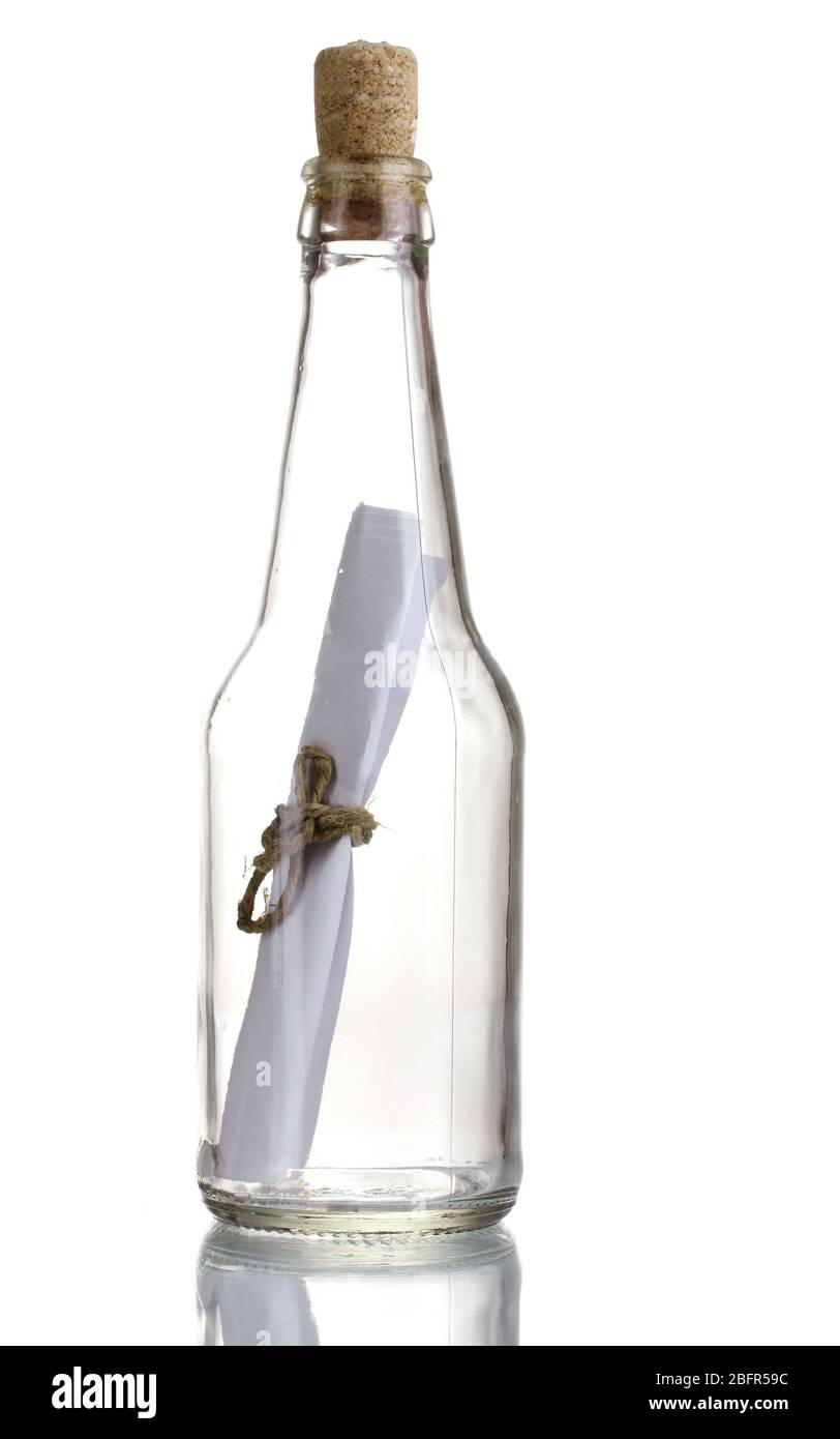 Bouteille en verre avec note à l'intérieur isolée sur blanc Banque D'Images