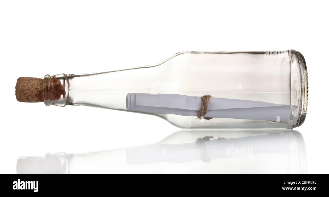 Bouteille en verre avec note à l'intérieur isolée sur blanc Banque D'Images