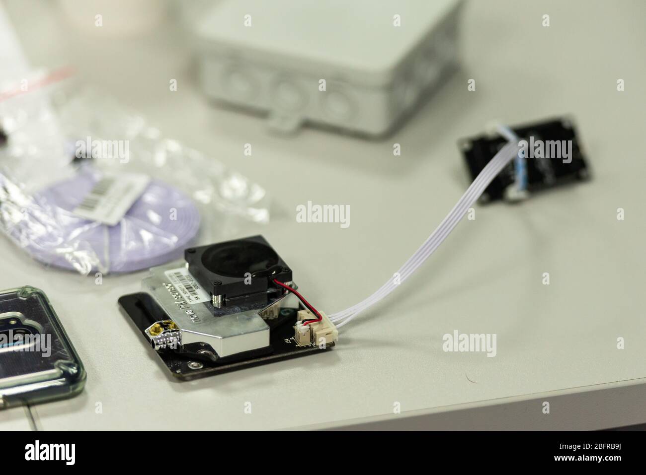 Montage du capteur de temps. Les petits composants électroniques sont assemblés et cousus à la table. Surveillance publique de la pollution atmosphérique. Banque D'Images