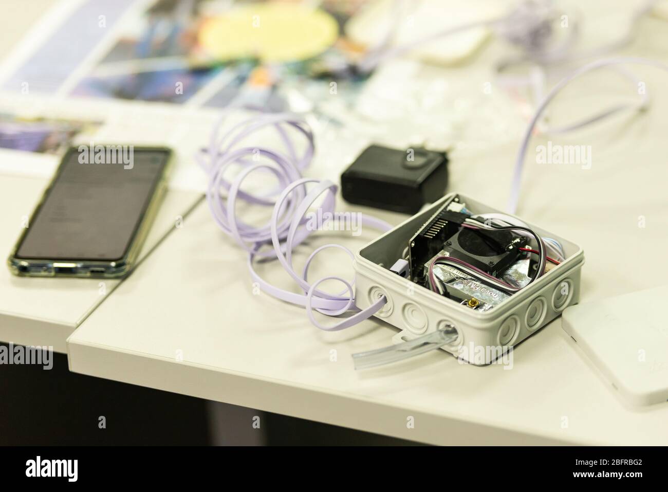 Montage du capteur de temps. Les petits composants électroniques sont assemblés et cousus à la table. Surveillance publique de la pollution atmosphérique. Banque D'Images