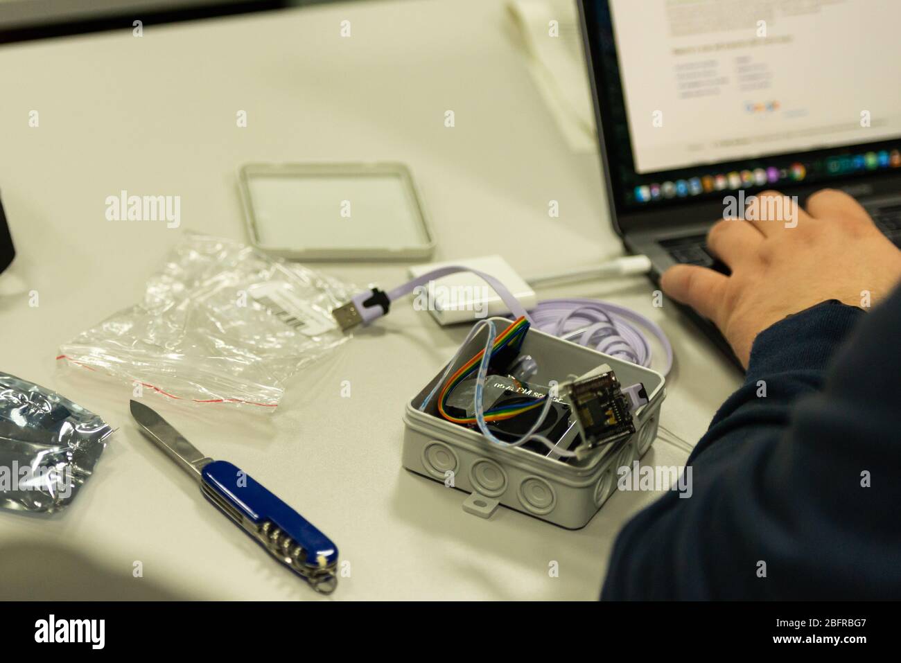 Montage du capteur de temps. Les petits composants électroniques sont assemblés et cousus à la table. Surveillance publique de la pollution atmosphérique. Banque D'Images
