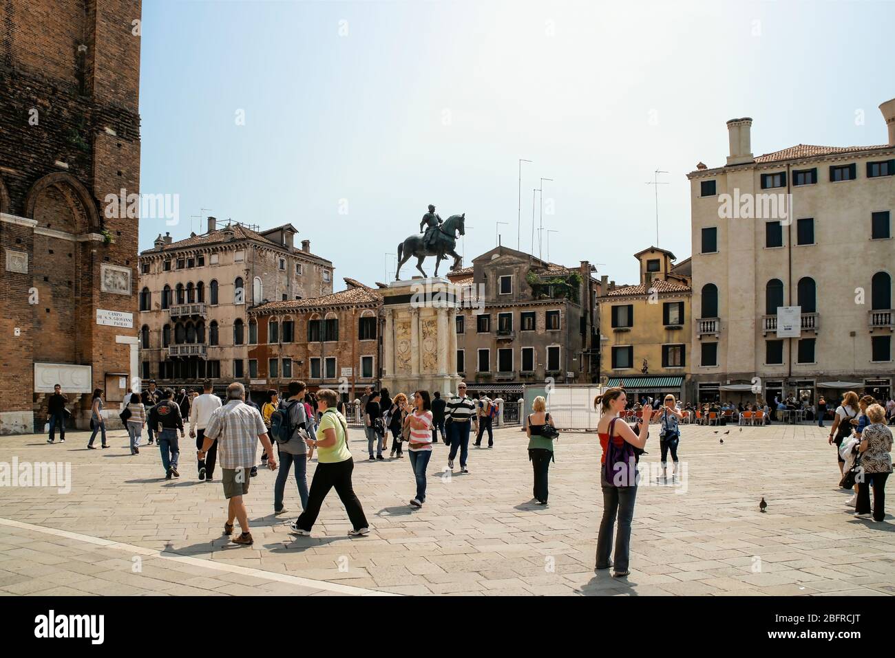 Les gens remplissent la place de la place Santi Giovanni e Paolo entourant une statue de Bartolomeo Colleoni. Venise, Italie. RMN Banque D'Images