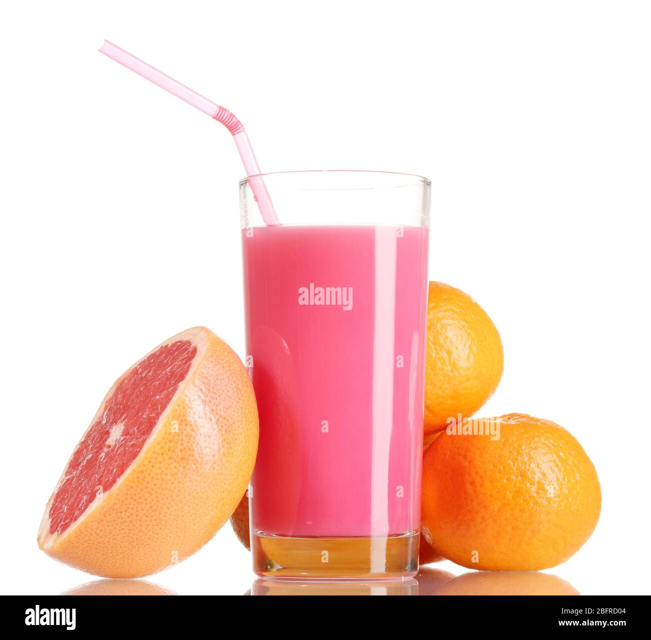 Jus de pamplemousse et pamplemousse frais isolés sur blanc Banque D'Images