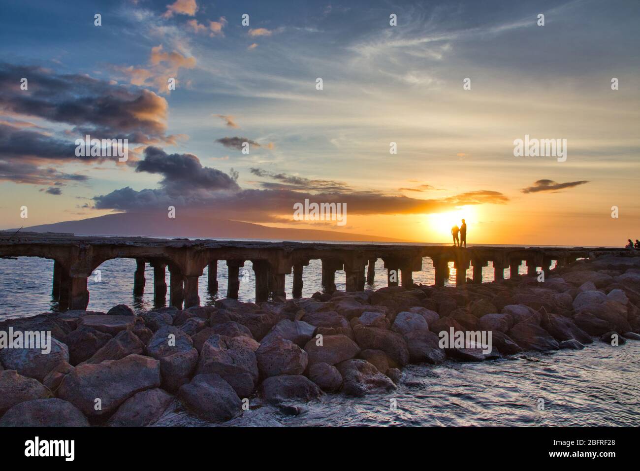 Coucher de soleil spectaculaire sur les ruines de Mala Pier sur Maui. Banque D'Images