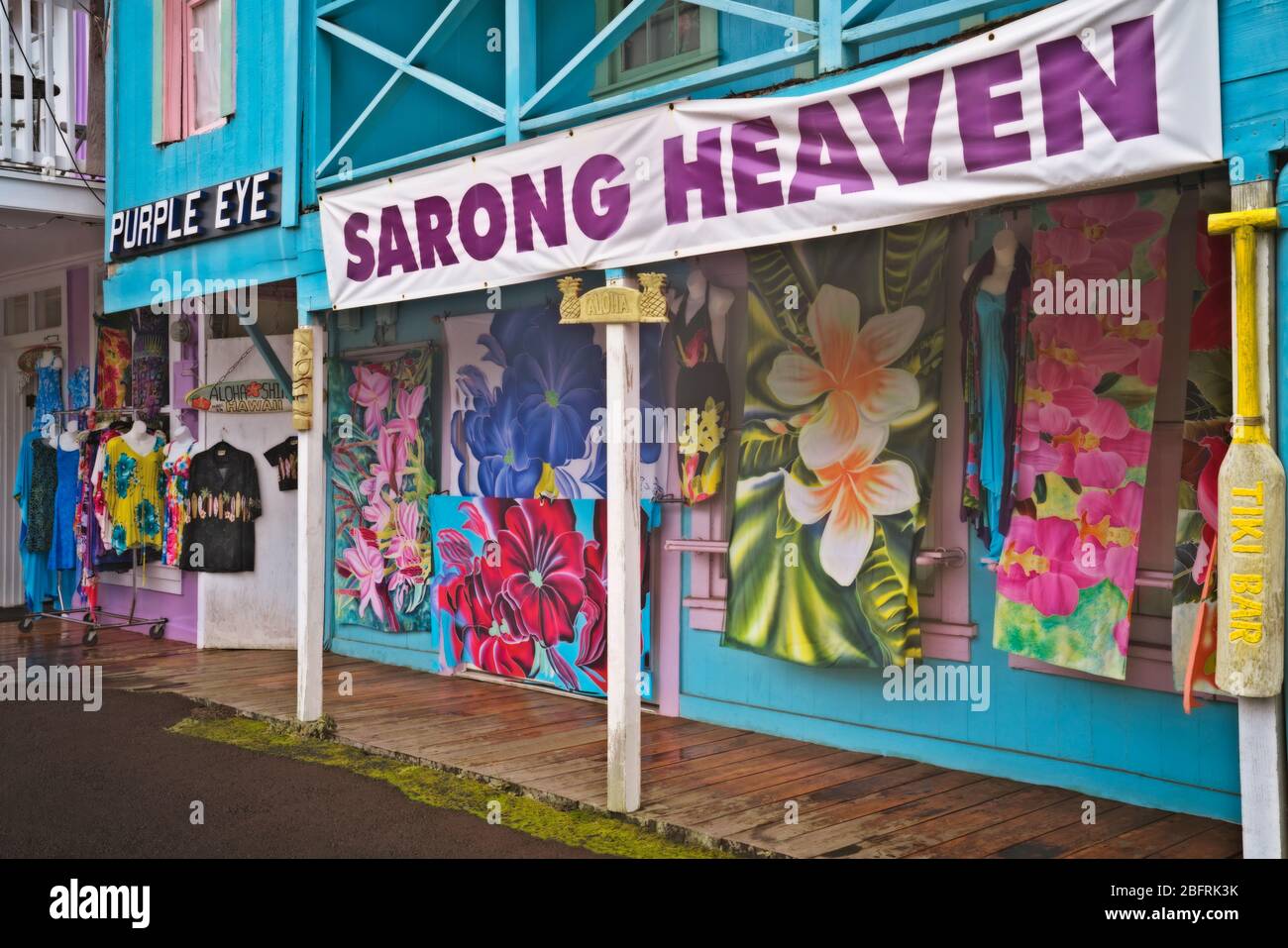 Le magasin coloré face à l'œil pourpre est l'un des magasins écelctiques de la petite ville de Henomu sur la Grande île d'Hawaï. Banque D'Images