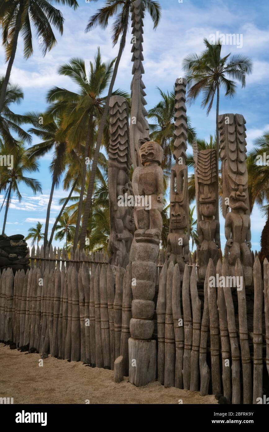 Les statues Fierce Ki’i sont garantes de la baie d'Honaunau, sur la place du parc historique national Refuge sur la Grande île d'Hawaï. Banque D'Images