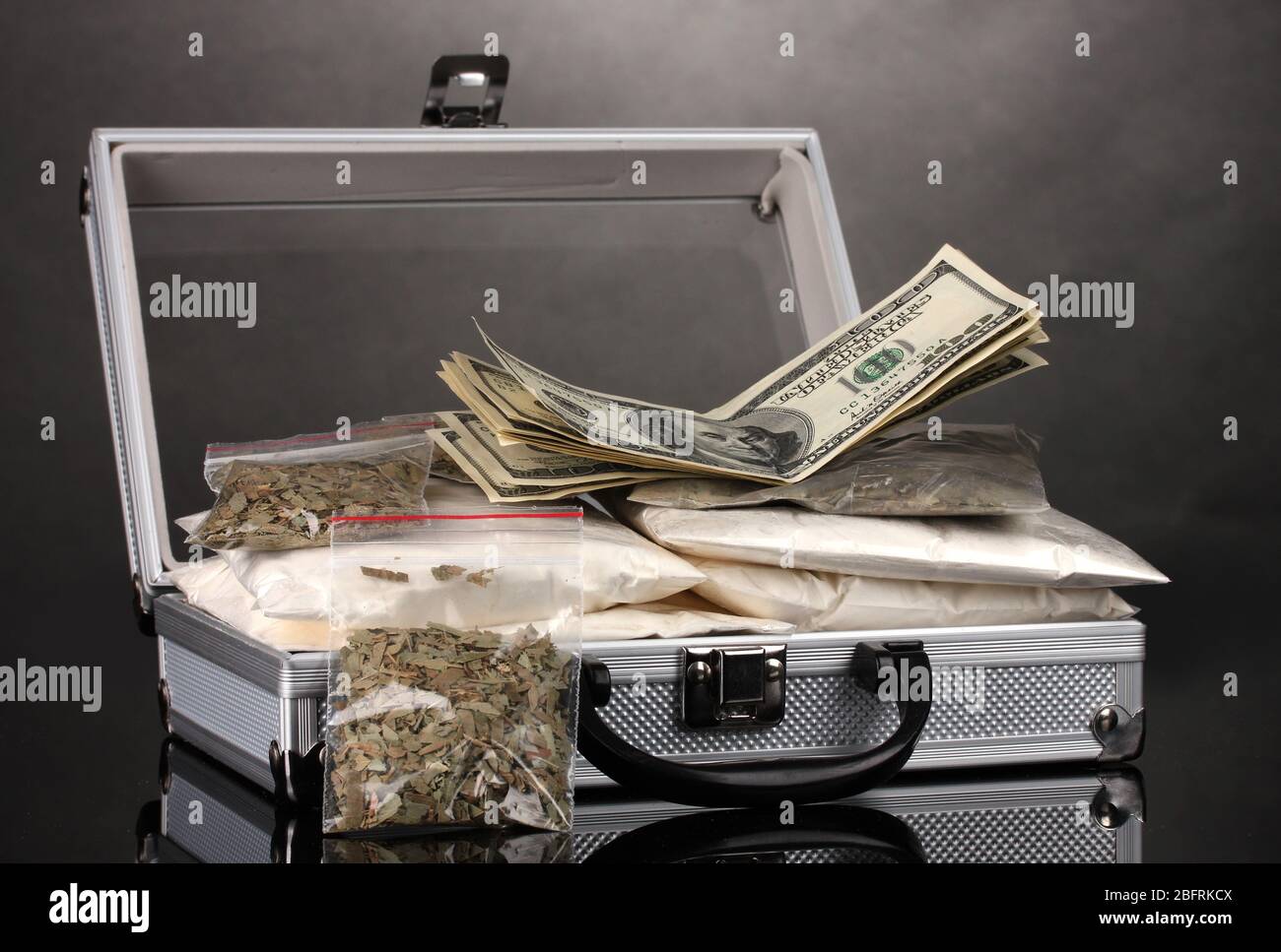 Cocaïne et marijuana dans une valise isolée sur blanc Banque D'Images