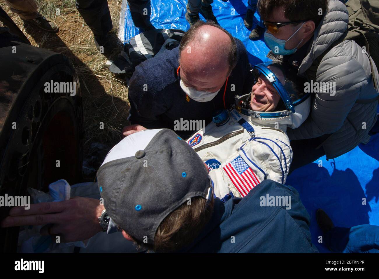 ZHEZKAZGAN, KAZAKHSTAN - 17 avril 2020 - l'équipage de l'expédition 62 Andrew Morgan de la NASA est aidé à sortir de l'engin Soyuz MS-15 à quelques minutes de route Banque D'Images