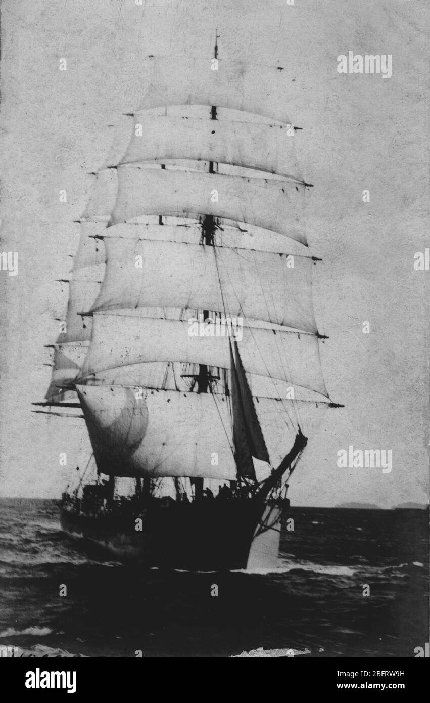 Le 'Château de Wray' une photographie de 1906 de ce bateau de voile marchand avec un équipage de 29. Ce navire à tête en acier à trois mâts a été construit en 1889 à Workington, en Angleterre. Le numéro officiel du navire était 93850. Il a quitté Liverpool. En août 1906, la cargaison du navire a pris feu en mer. Ils ont réussi à atteindre le port de Saint-Vincent (îles du Cap-Vert). Ils ont fait ce qui était possible et plus tard le navire a été remorqué à Liverpool. Pour voir mes autres images anciennes, recherchez : véhicule bateau de collection Prestor Banque D'Images