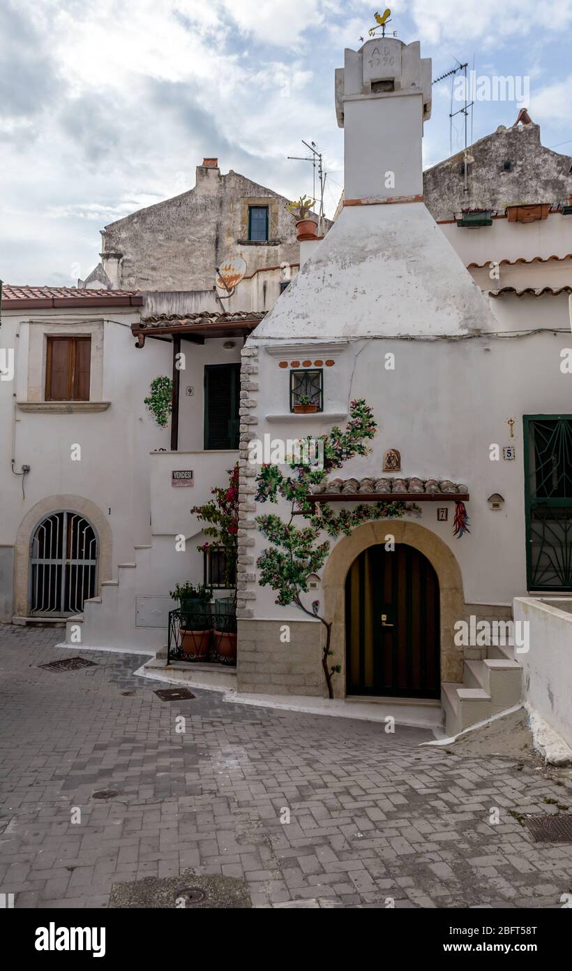 Ville historique de Rodi Garganico sur un rocher au-dessus de la mer avec des rues étroites et des escaliers raides, péninsule de Gargano, province de Foggia, Italie Banque D'Images