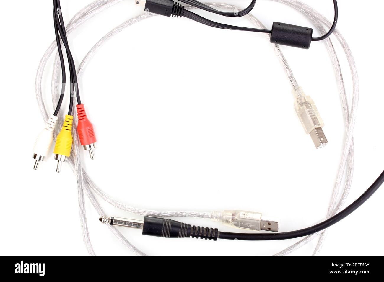 Câble USB argent avec câble audio et vidéo isolé sur blanc Banque D'Images