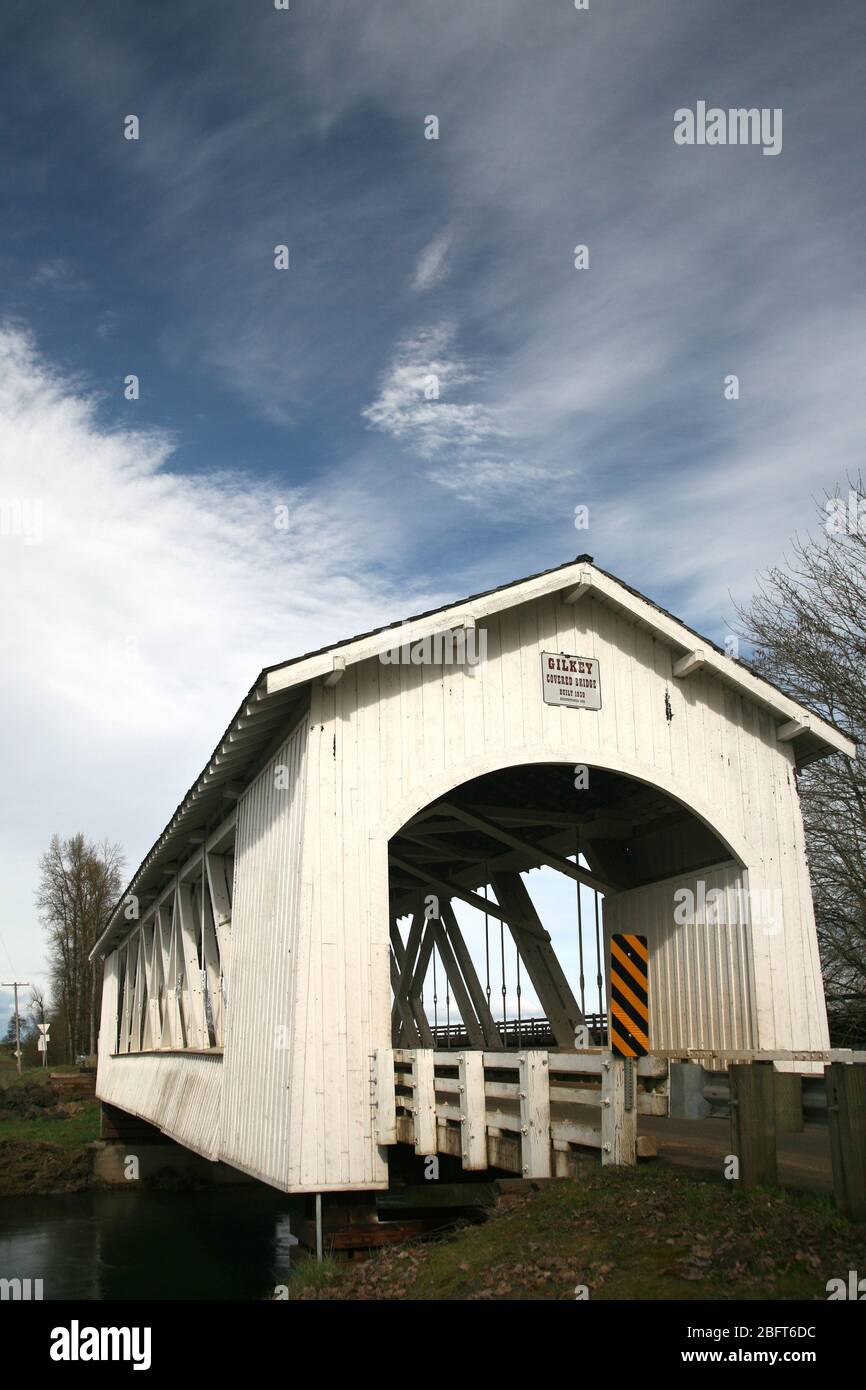 Vue sur le pont historique couvert en bois de Gilkey au-dessus du ruisseau Thomas dans le comté de Linn, Oregon Banque D'Images