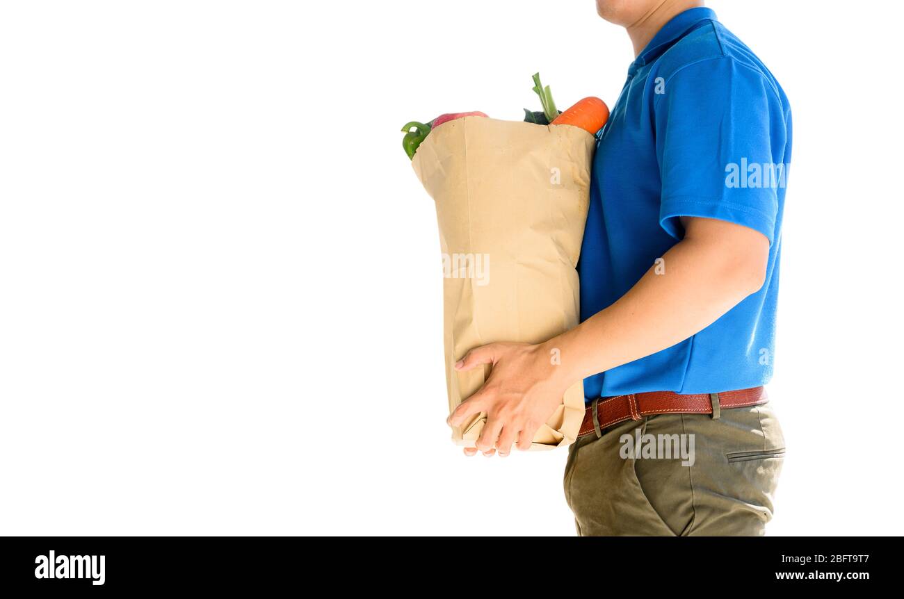 Service de livraison de nourriture et de maison. Un livyman thaïlandais qui tient des aliments frais isolés sur fond blanc. Trajectoire et découpe. Banque D'Images