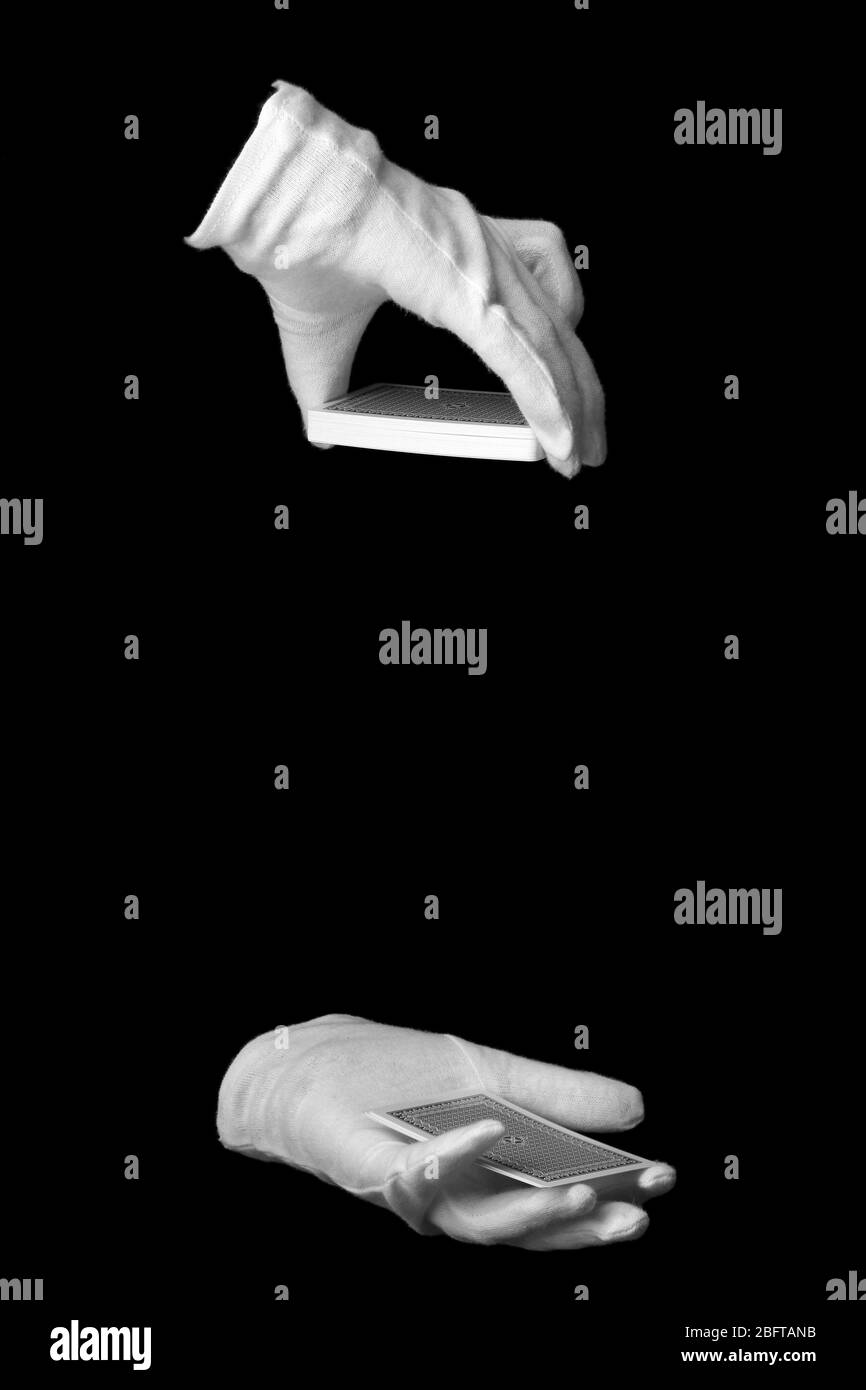 Cartes et mains isolées sur noir Banque D'Images