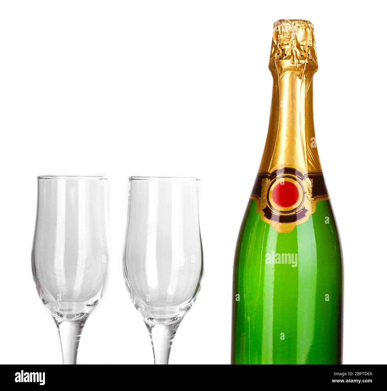 Bouteille de champagne et des verres à pied isolated on white Banque D'Images