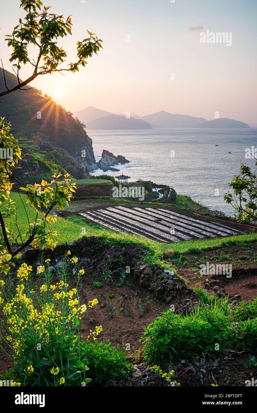 Gacheon Village, Corée du Sud - 18 AVRIL 2020: Namhae est une belle région côtière de Corée le long de la côte sud. Gacheon Village est célèbre pour cela Banque D'Images