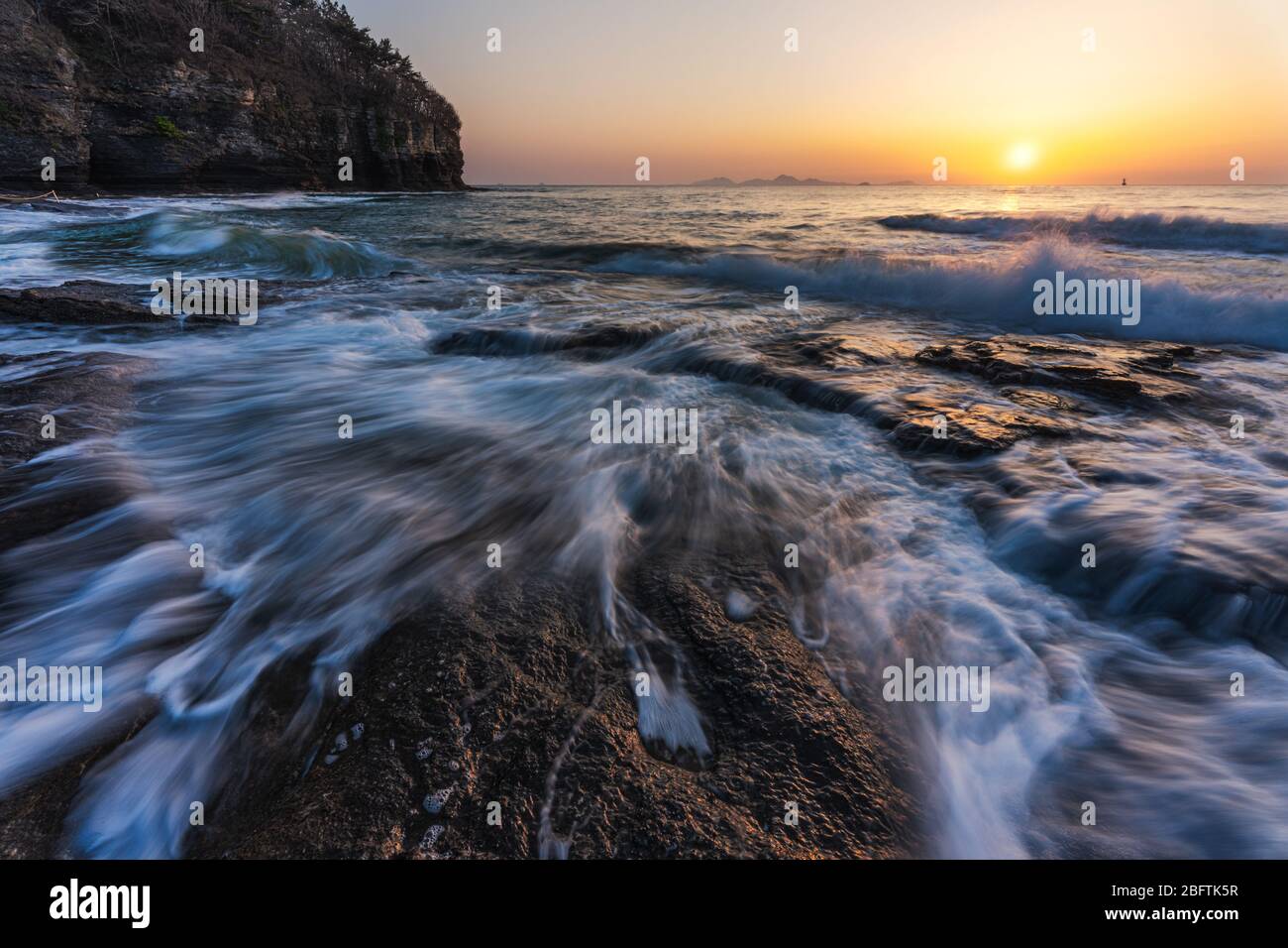 Chaeseokgang, Corée du Sud - 13 AVRIL 2020: Les falaises de la mer de Chaeseokgang sont une attraction populaire le long de la côte du parc national de Byeonsanbando. Banque D'Images