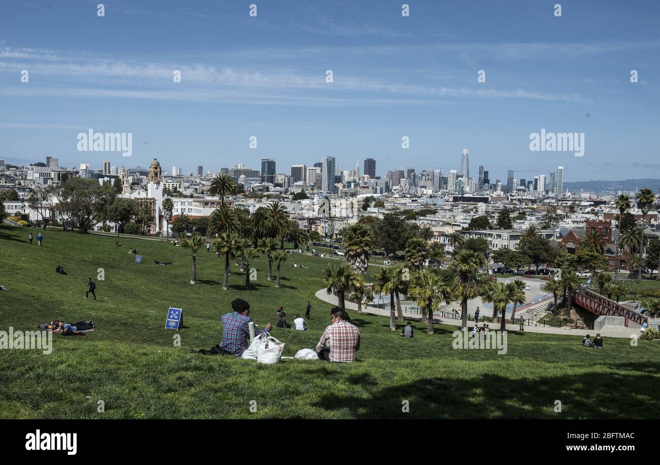 San Francisco, États-Unis. 19 avril 2020. Les gens s'assoient sur l'herbe au parc Delores à San Francisco le dimanche 19 avril 2020. Le maire de San Francisco, London Breed, affirme que l'efective maintenant, les masques de visage doivent être portés à l'extérieur de la maison pour se protéger contre le coronavirus. Photo de Terry Schmitt/UPI crédit: UPI/Alay Live News Banque D'Images