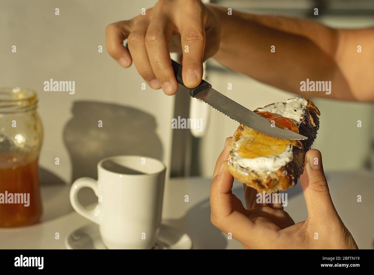 Petit déjeuner sain avec pain grillé, café et confiture Banque D'Images